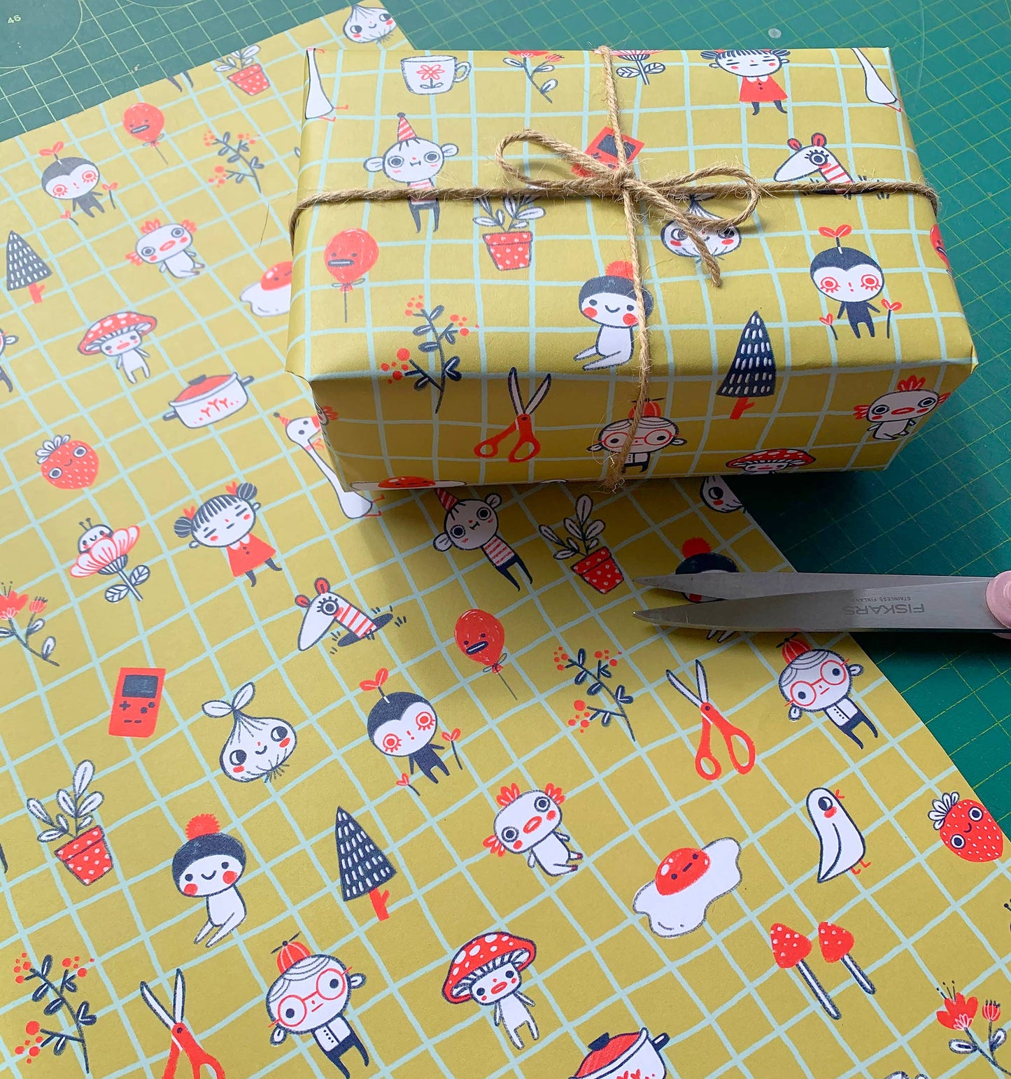 Wrapping Paper: Friends & Bobs (Mustard)