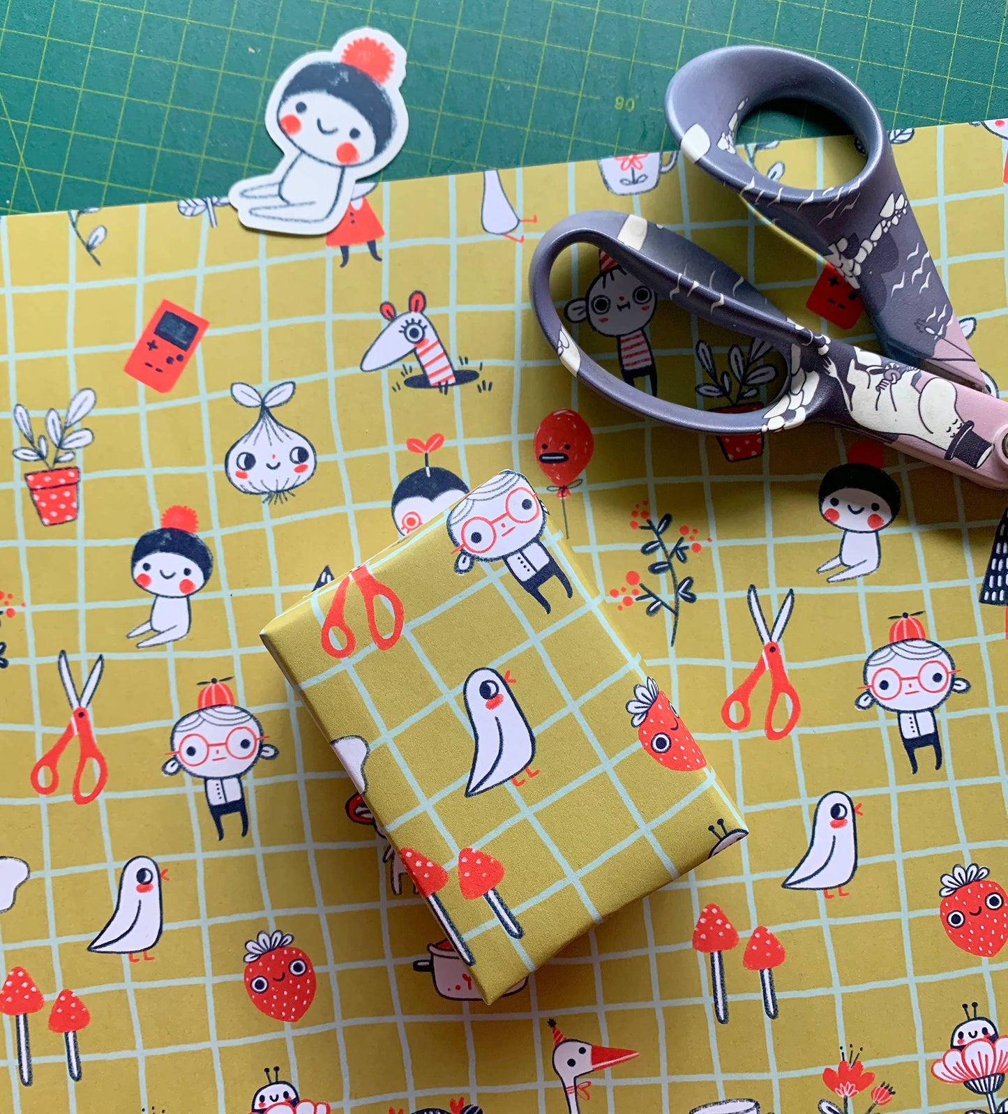 Wrapping Paper: Friends & Bobs (Mustard)